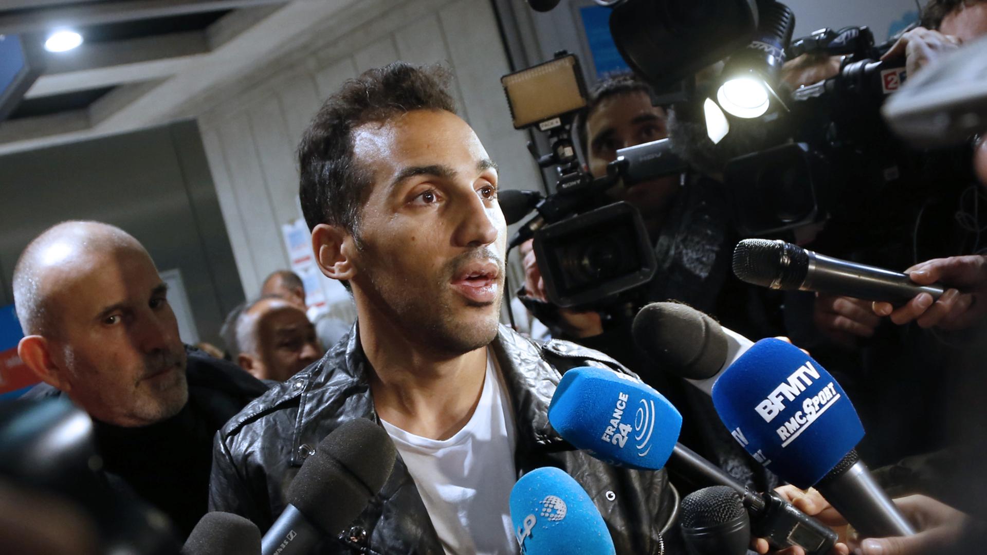 Der französisch-algerische Fußballer Zahir Belounis (33) am 28.11.2013 nach seiner Ankunft in Paris am Flughafen Roissy-Charles-de-Gaulle. Belounis hatte in Katar seit Juni 2012 nicht verlassen können, nachdem er eine Beschwerde gegen seinen Verein Al-Jaish wegen Gehaltszahlungen eingereicht hatte.