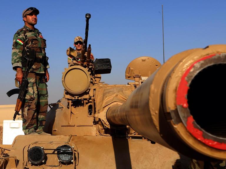 Kurdische Peschmerga-Kämpfer im Nordirak auf einem Panzer nahe der Frontlinie von Khazer, 40 Kilometer westlich von Arbil.