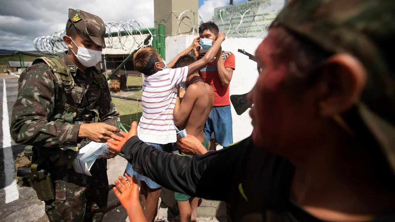 Das brasilianische Militär verteilt Masken an die Yanomami und führt Corona-Schnelltests durch.