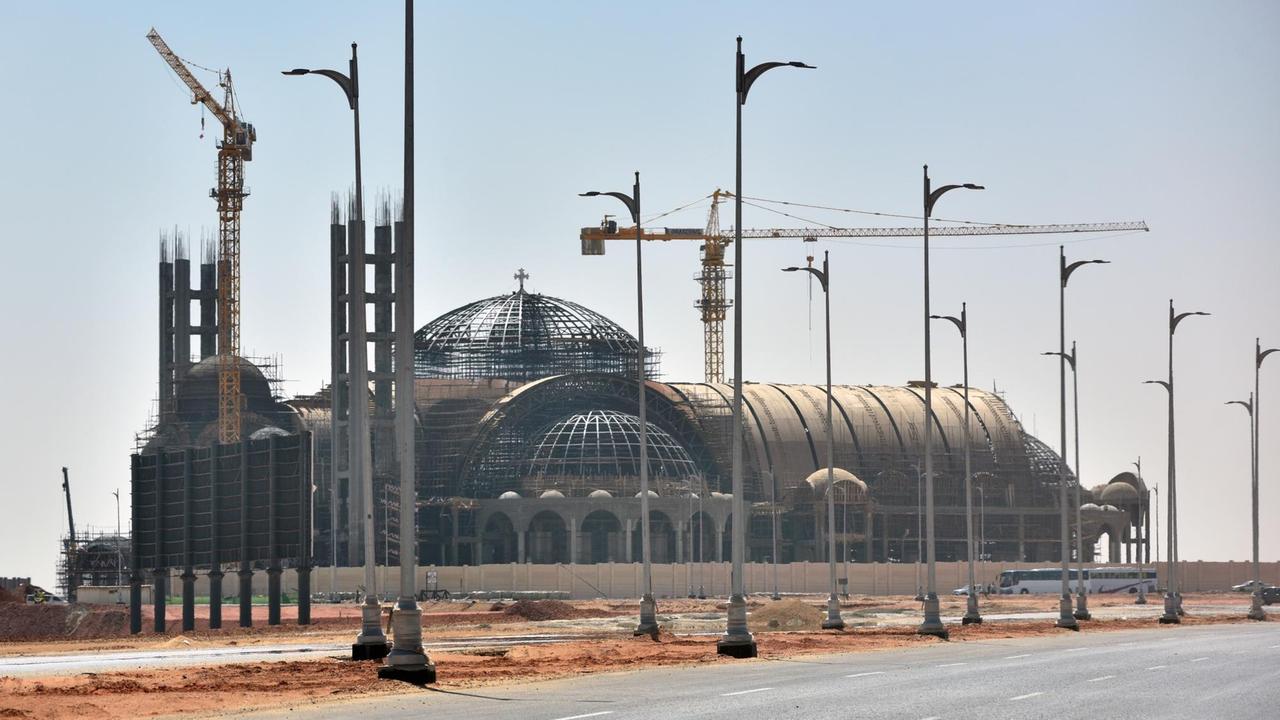 In der neuen Verwaltungshauptstadt Ägyptens entsteht auch die größte Kirche im Nahen Osten, die Kathedrale Christi Geburt, die später Platz für mehrere tausend Gläubige bieten soll