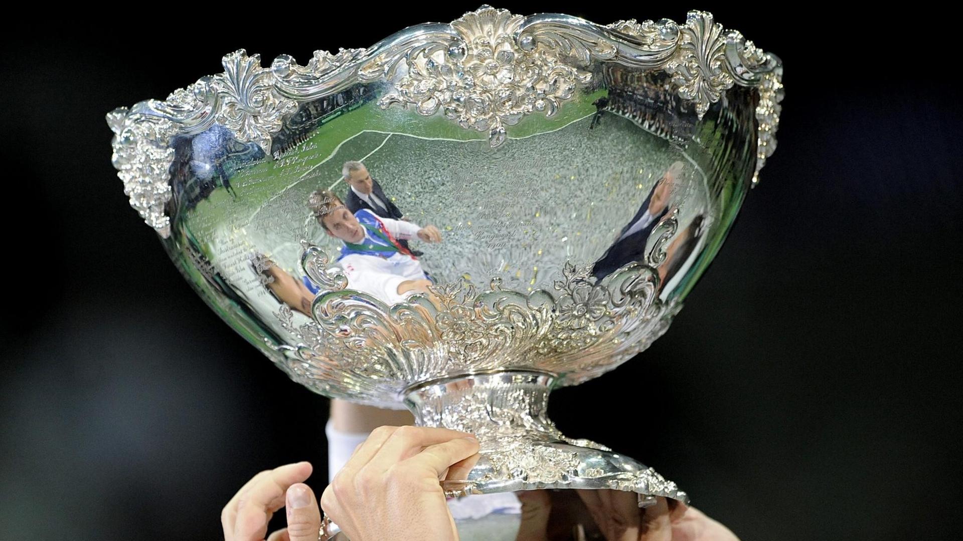Der Davis Cup-Pokal wird in die Höhe gehalten.