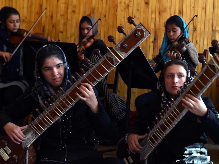 Das afghanische Mädchenorchester bei einer Probe im Nationalen Institut für Musik in Kabul. Sie traten auch auif dem Weltwirtschaftsforum in Davos auf.