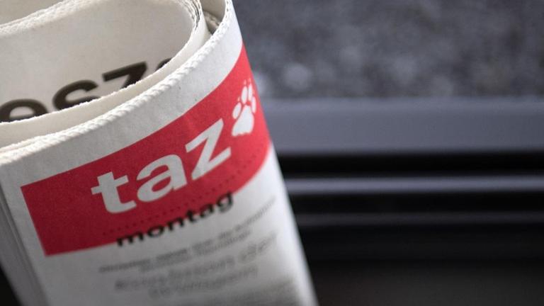 Ein zusammengerolltes Exemplar der "taz" steckt in einem Briefkasten. Ein zusammengerolltes Exemplar der "taz" steckt in einem Briefkasten.