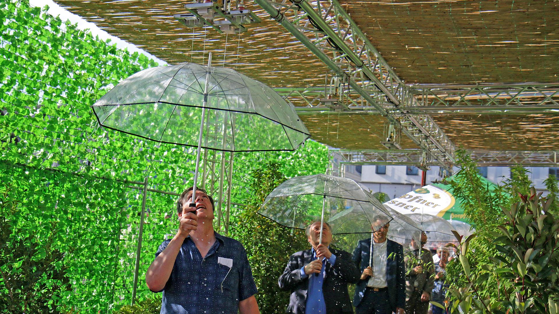 Paul DeMarinis (vorne) in seiner Installation "Rain Dance"