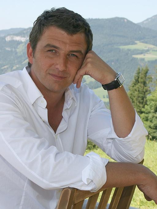 Der Schauspieler Hans Sigl posiert im August 2007 am Rande der Dreharbeiten zur ZDF-Fernsehserie "Der Bergdoktor".