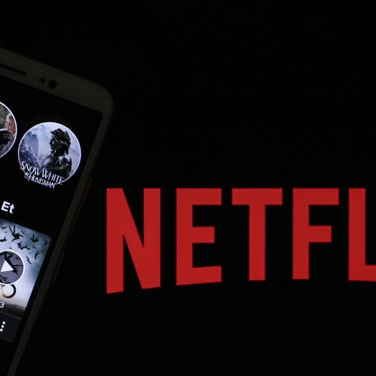 Logo von Netflix auf einem Laptop und ein Smartphone mit der Netflix-Startseite auf Türkisch auf dem Bildschirm in Ankara am 13. Jli 2020.