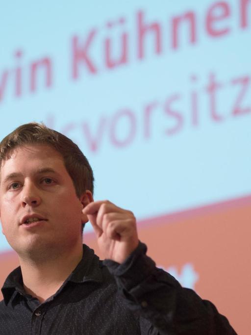 Der Bundesvorsitzende der Jusos, Kevin Kühnert, spricht am 13.01.2018 in Wernigerode (Sachsen-Anhalt) beim SPD-Landesparteitag.
