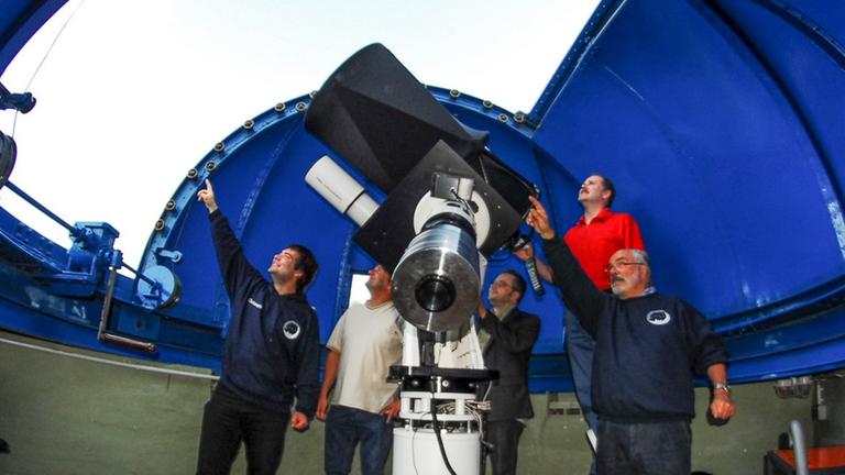 Beobachter am 51-cm-Teleskop in Lübeck-Eichholz, Sternwarte Lübeck.