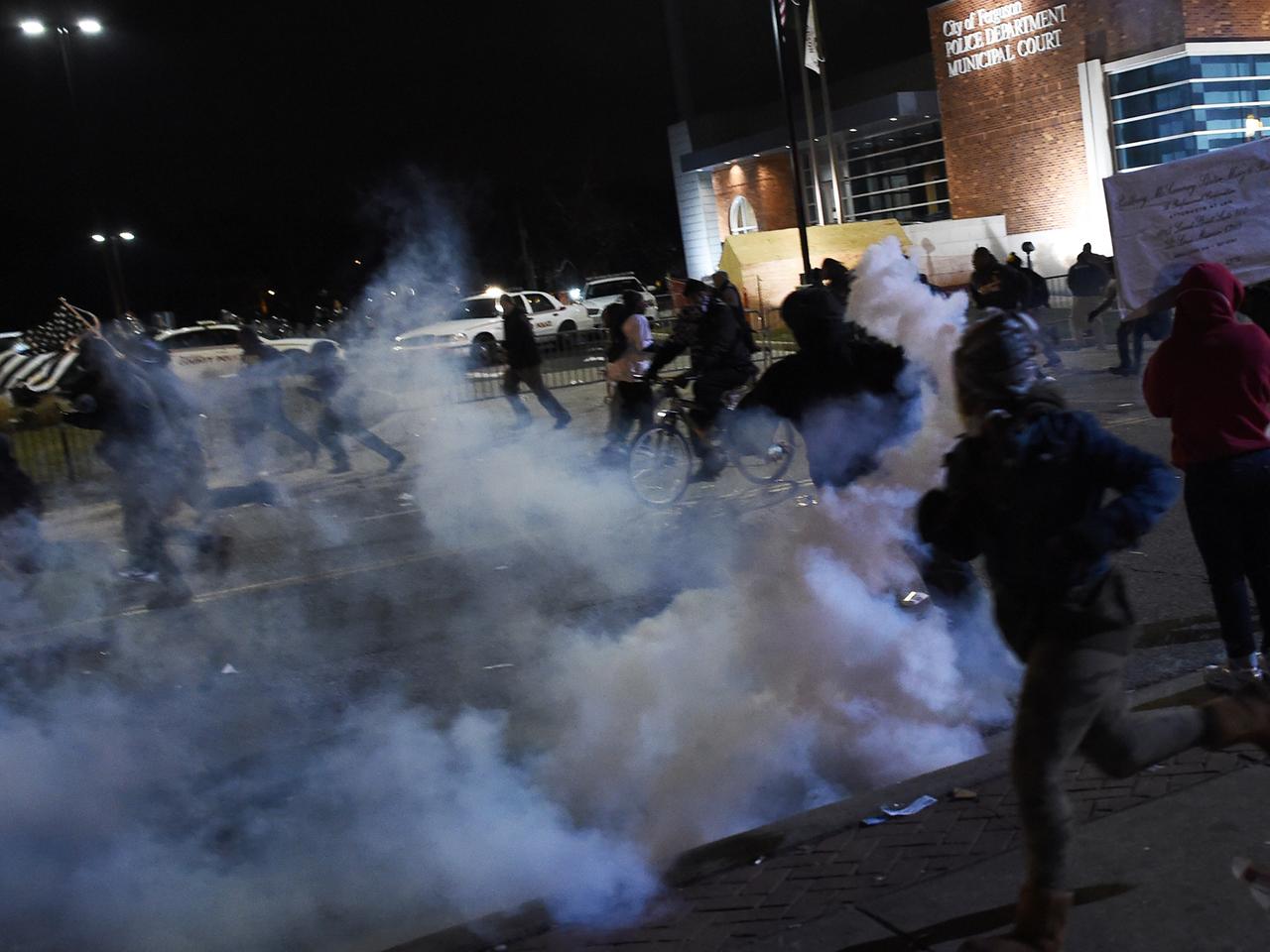 Tränengas gegen Demonstranten - in Ferguson/Missouri gab es nach der Entscheidung der Jury neue Ausschreitungen.