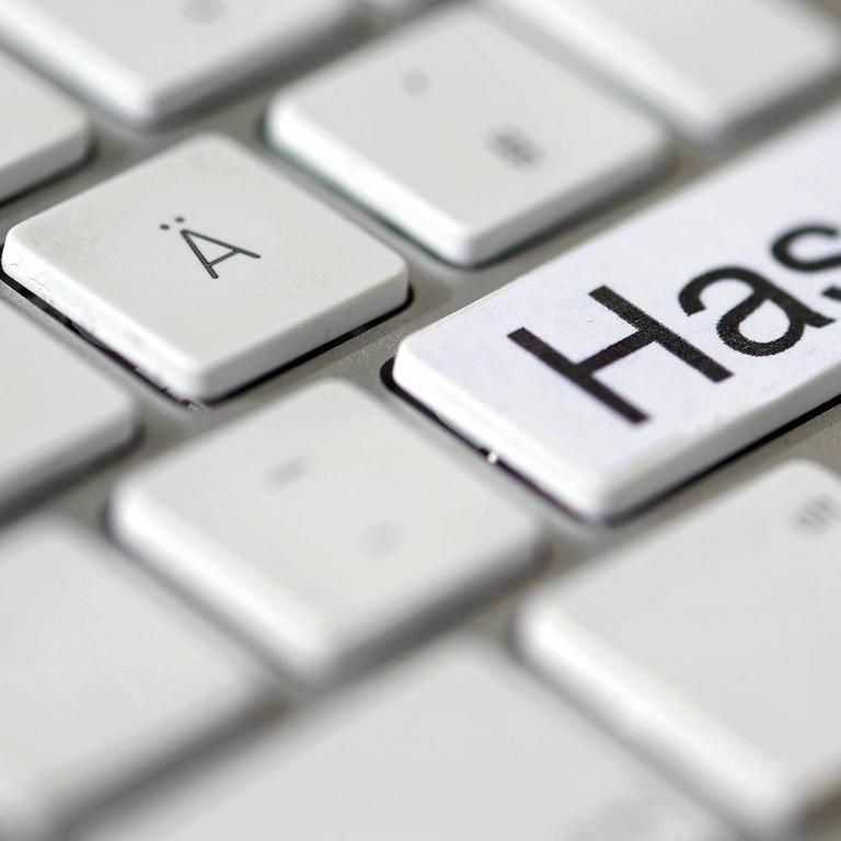 Auf einer Computertastatur steht auf einer Taste das Wort "Hass"