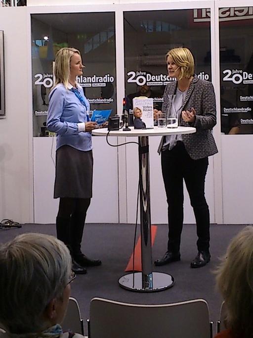 Am Deutschlandradio-Stand auf der Frankfurter Buchmesse spricht Catrin Stövesand mit der Buchautorin Susanne Gaschke