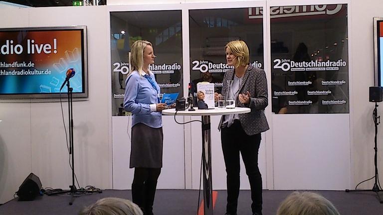 Am Deutschlandradio-Stand auf der Frankfurter Buchmesse spricht Catrin Stövesand mit der Buchautorin Susanne Gaschke