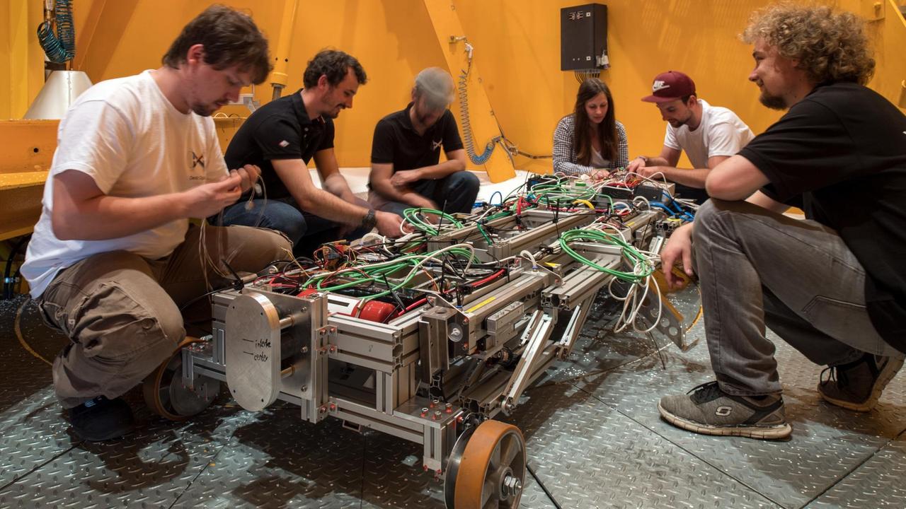 Studenten arbeiten an ihrem Magnetbahn-Prototypen HyperPodX.