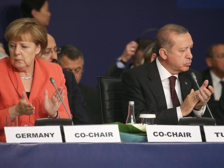 Bundeskanzlerin Angela Merkel und der türkische Präsident Recep Rayyip Erdogan bei einer UNO-Konferenz in Istanbul.