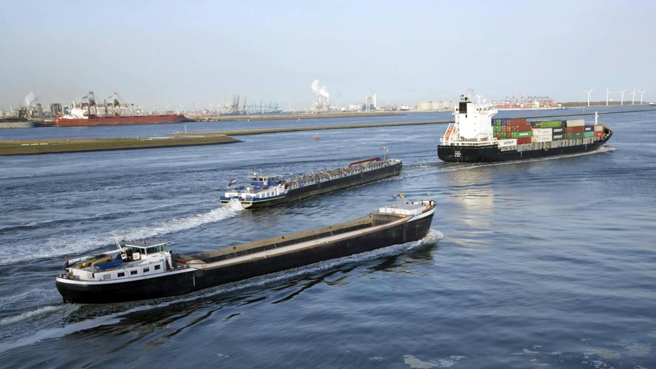 Blick auf den "Nieuwe Waterweg", die wichtigste Zufahrtsroute des Rotterdamer Hafens zwischen Maassluis und Hoek van Holland