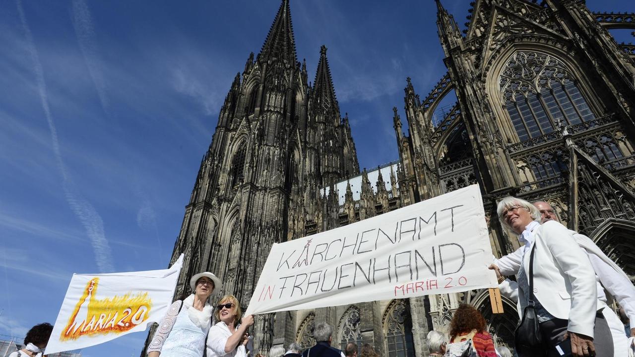 Teilnehmer an einer Menschenkette der Bewegung "Maria 2.0" rund um den Kölner Dom