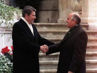 Ronald Reagan und Michael Gorbatschow im Jahr 1985