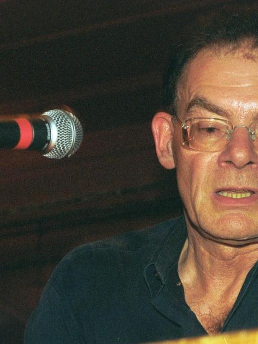 Carl Weissner liest Texte und Briefe von Charles Bukowski im Roten Salon in der Volksbühne. Der 60-Jährige aus Mannheim war Übersetzer und war ein Freund von Bukowski.