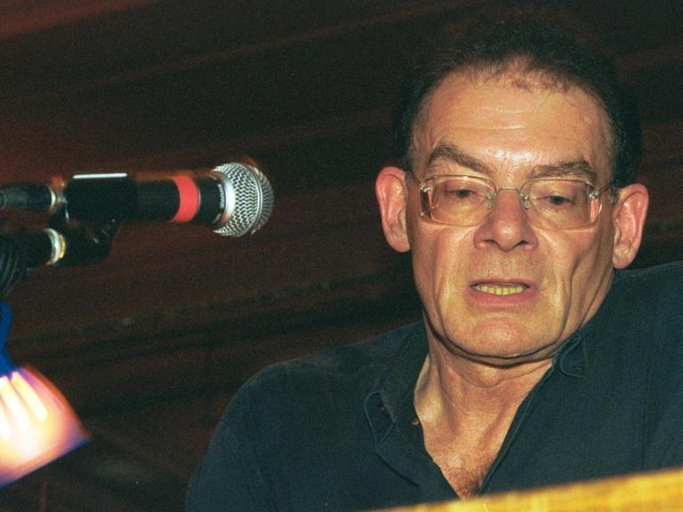 Carl Weissner liest Texte und Briefe von Charles Bukowski im Roten Salon in der Volksbühne. Der 60-Jährige aus Mannheim war Übersetzer und war ein Freund von Bukowski.