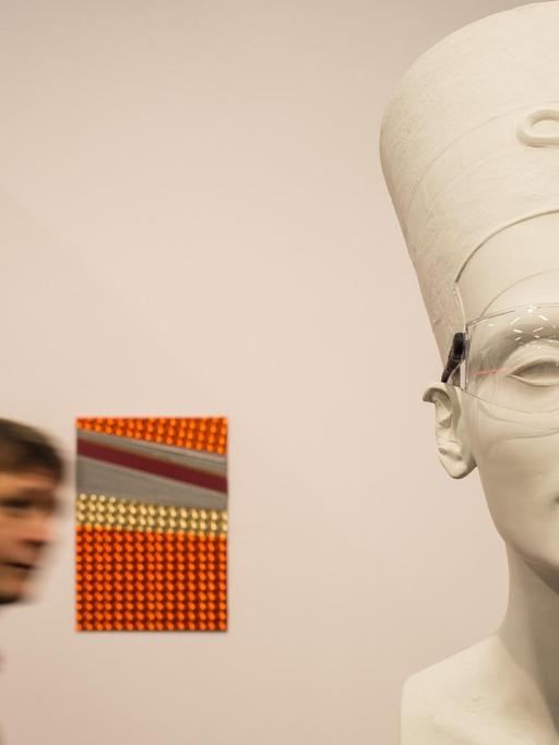 Ein Besucher geht in Köln (Nordrhein-Westfalen) am Kunstwerk "Nefertiti sculpture" aus dem Jahr 2015 von Isa Genzken vorbei.