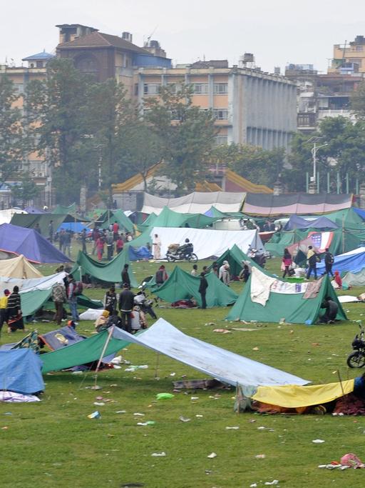 Menschen haben in Kathmandu Zelte errichtet.