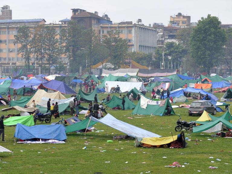 Menschen haben in Kathmandu Zelte errichtet.
