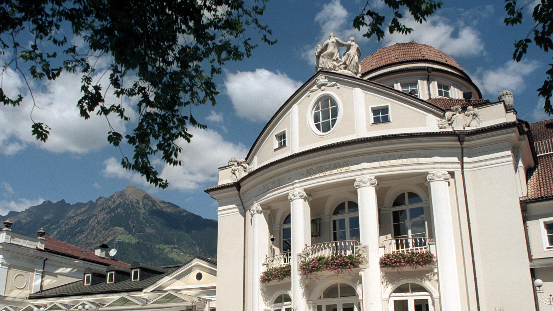 Blick am 02.09.2003 auf das Kurhaus von Meran, dem Kurort an der Passer und zugleich mit mehr als 30.000 Einwohnern zweitgrößten Stadt Südtirols.