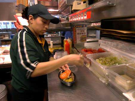 Billiglohnjobs: Eine Mitarbeiterin bei Burger King bereitet einen Burger zu.