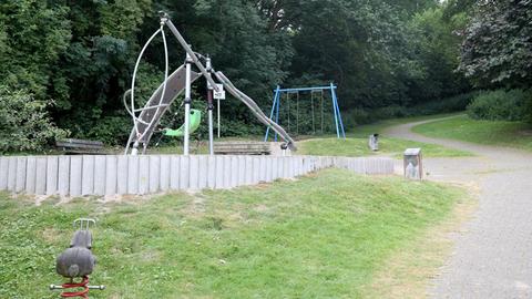 Mülheim: Ein Spielplatz mit einem Klettergerüst.