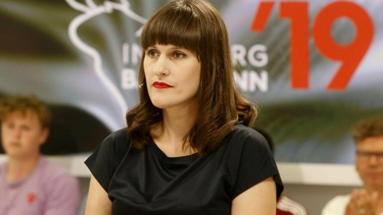 ABD0057_20190627 - KLAGENFURT - ÖSTERREICH: Die deutsche Autorin Katharina Schultens am Donnerstag, 27. Juni 2019, während des 1. Tags des Wettlesens um den Ingeborg Bachmann-Preis in Klagenfurt. - FOTO: APA/GERT EGGENBERGER - 20190627_PD2449 |