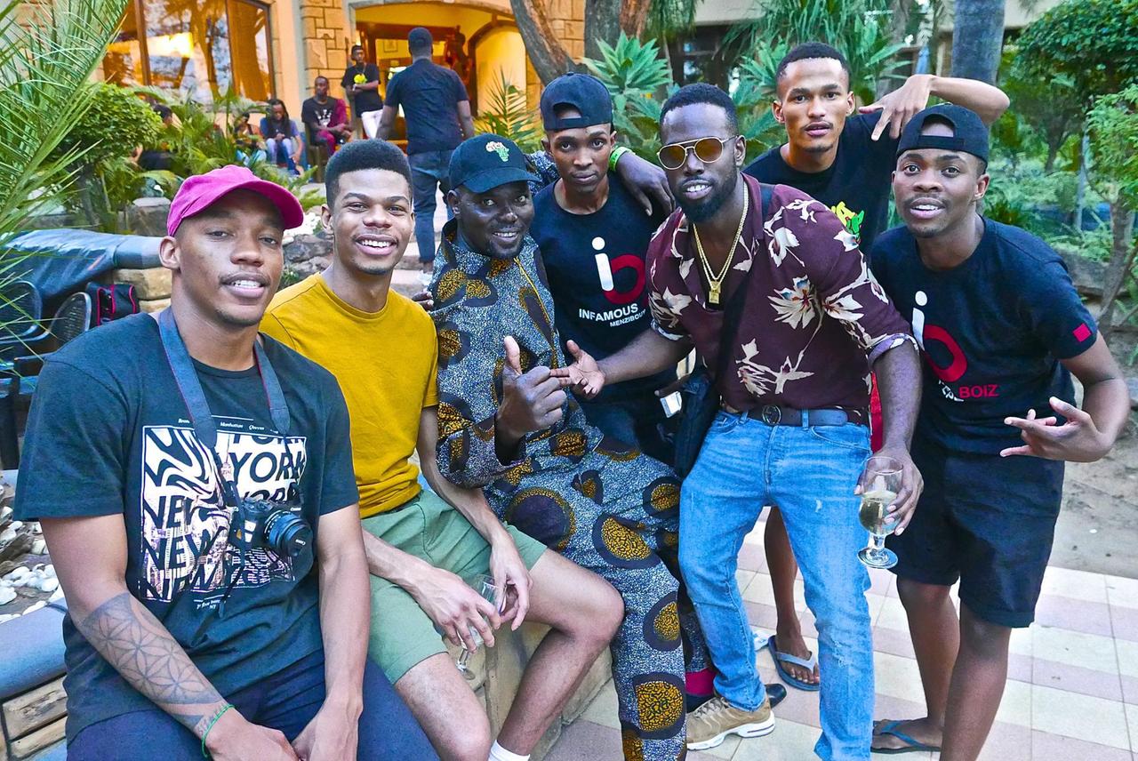 Die Africa-Express-Musiker Muzi, Poté, Otim Alpha, Boiz1, Ghetts, Dominowe und Boiz2 (v.l.) posieren vor der Kamera
