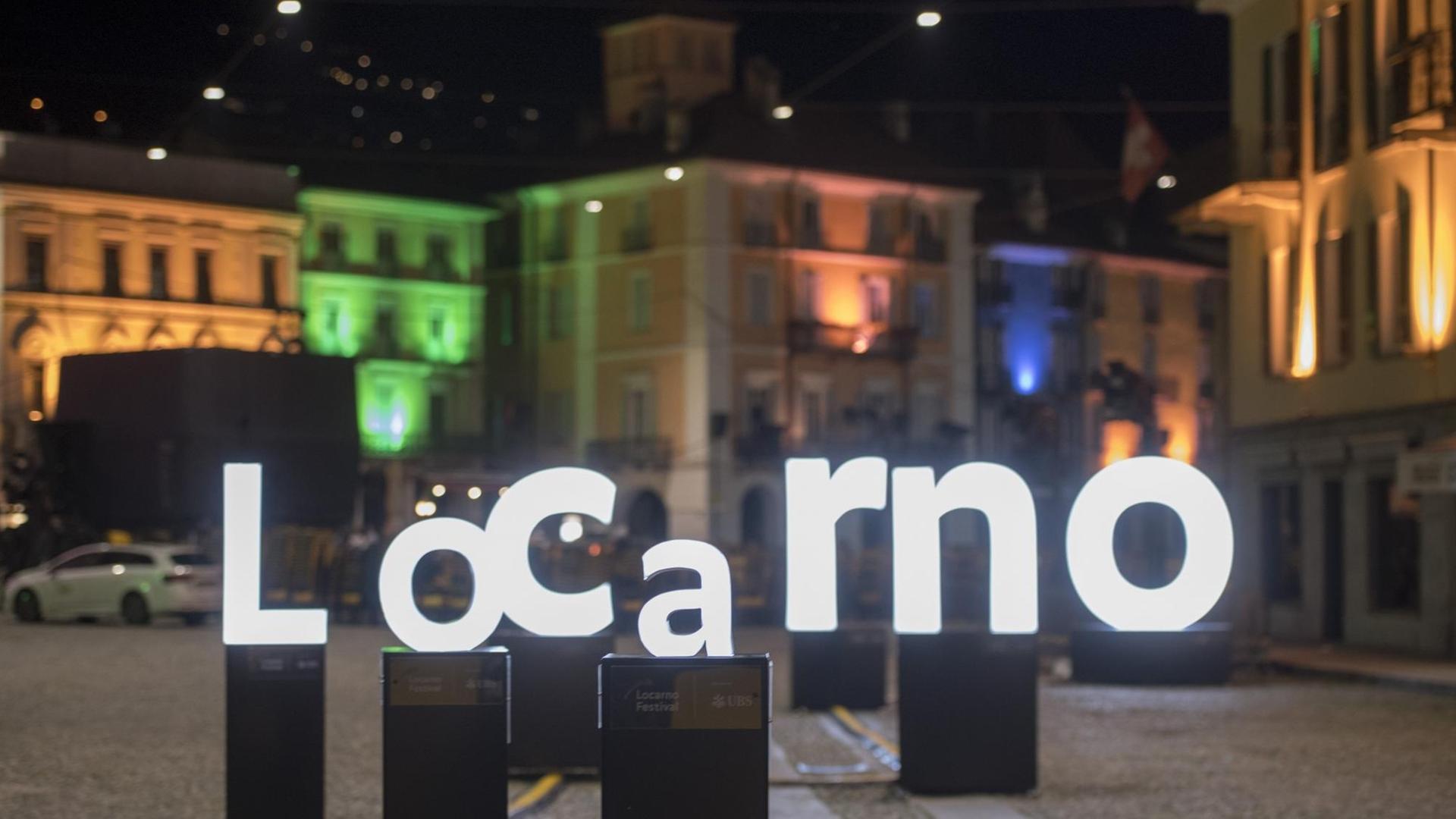 Eine Installation mit den beleuchteten Großbuchstaben "L.O.C.A.R.N.O." ist auf der Piazza Grande in Locarno in der Schweiz zu sehen.