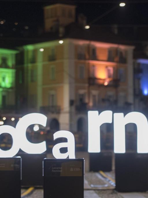 Eine Installation mit den beleuchteten Großbuchstaben "L.O.C.A.R.N.O." ist auf der Piazza Grande in Locarno in der Schweiz zu sehen.
