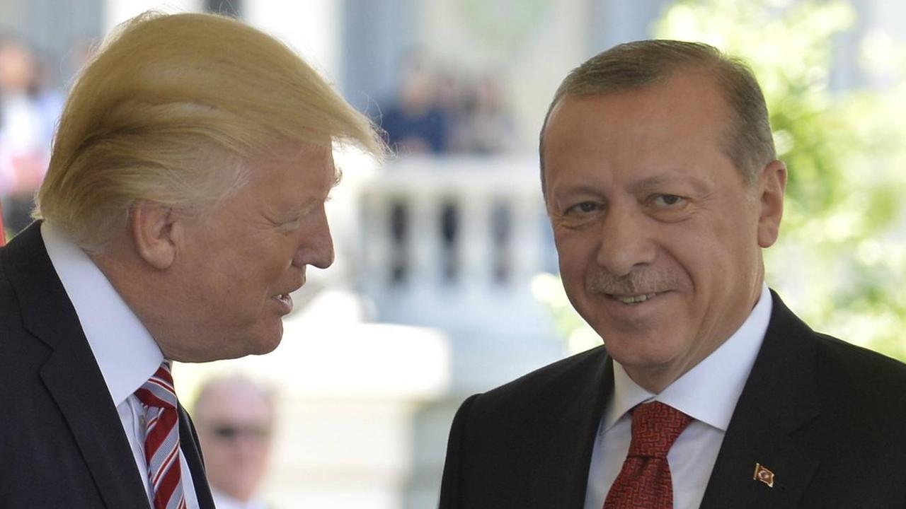 Der Präsident von den USA, Donald Trump, und der Präsident von der Türkei, Recep Tayyip Erdogan, haben Streit. 
