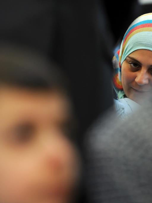 Eine syrische Frau mit einem bunten Kopftuch.