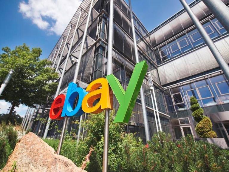 Firmenlogo von eBay am Firmensitz, einem mehrstöckigen Haus