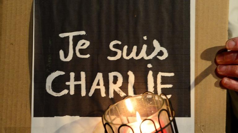 Hunderte Menschen haben sich 2015 in Paris versammelt, um der Opfer des Anschlags auf das Satiremagazin "Charlie Hebdo" zu gedenken.