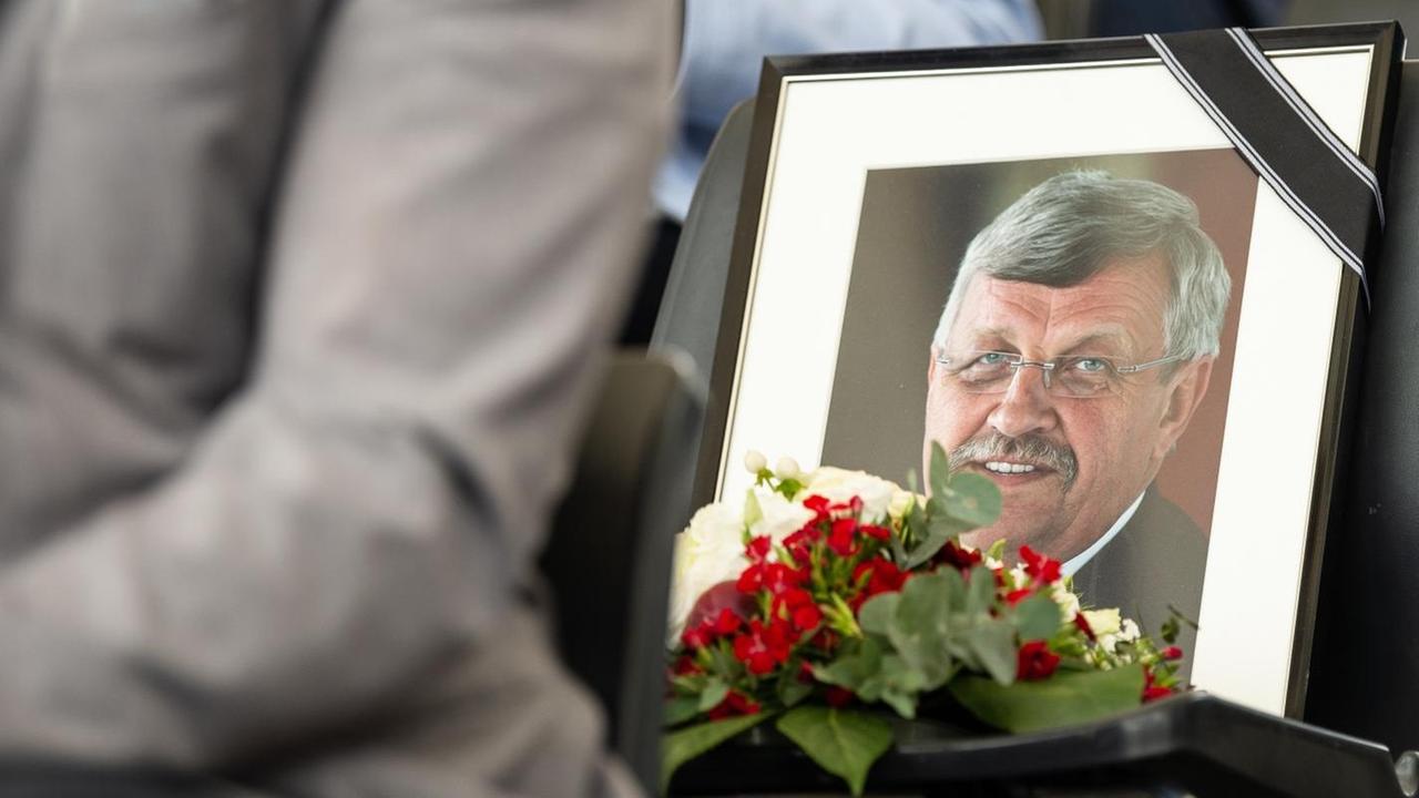 16.06.2019, Hessen, Bad Hersfeld: Ein gerahmtes Porträtfoto des erschossenen Kasseler Regierungspräsidenten Walter Lübcke (CDU) steht beim großen Festumzug auf dem 59. Hessentag auf einem Platz der Ehrentribüne.