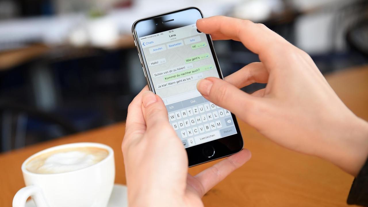 Auf dem Display eines iphone 6 ist ein Chatverlauf der App "WhatsApp" zu sehen.