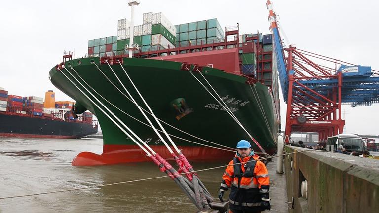Ein Festmacher arbeitet an den Bugleinen des Containerschiffs "CSCL Globe" bei dem Besuch in Hamburg.