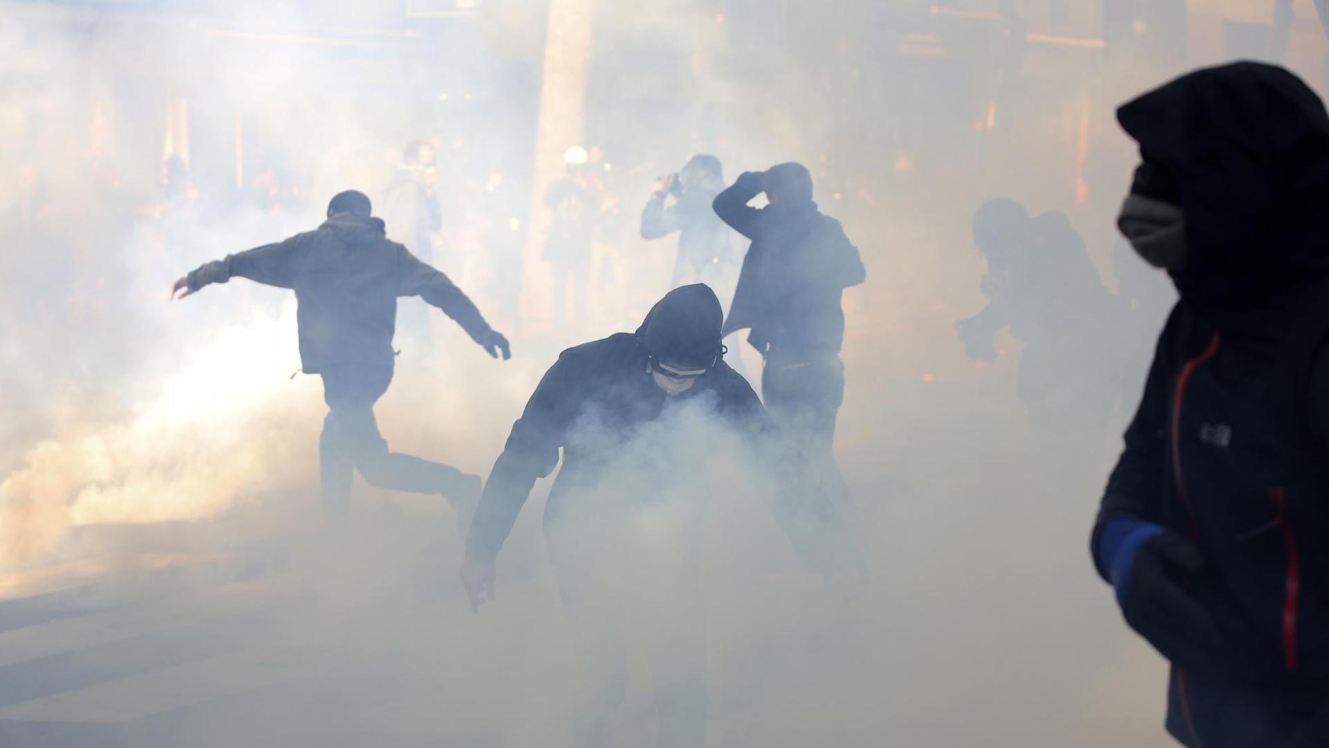 Die Polizei in Paris setzte am 1. Mai Tränengas und Schlagstöcke gegen randalierende Demonstranten ein.