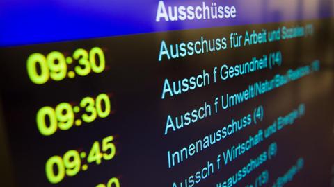 Eine Anzeige im Paul-Löbe-Haus zeigt den Zeitplan für die Ausschuss-Sitzungen