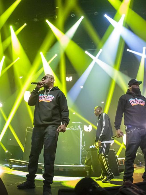 Die Musiker der Hip-Hop-Gruppe Wu-Tang Clan rappen bei einem Auftritt 2019 auf der Bühne.