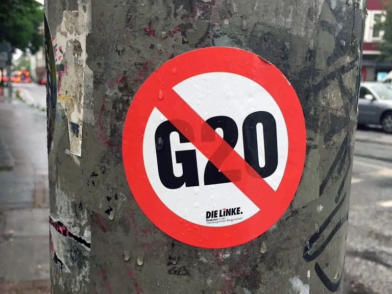 Ein Logo protestiert gegen den G20-Gipfel.
