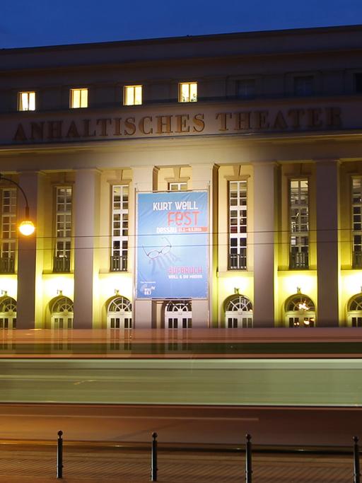Das Anhaltische Theater Dessau ist am 19.02.2014 in Dessau-Roßlau (Sachsen-Anhalt) beleuchtet.