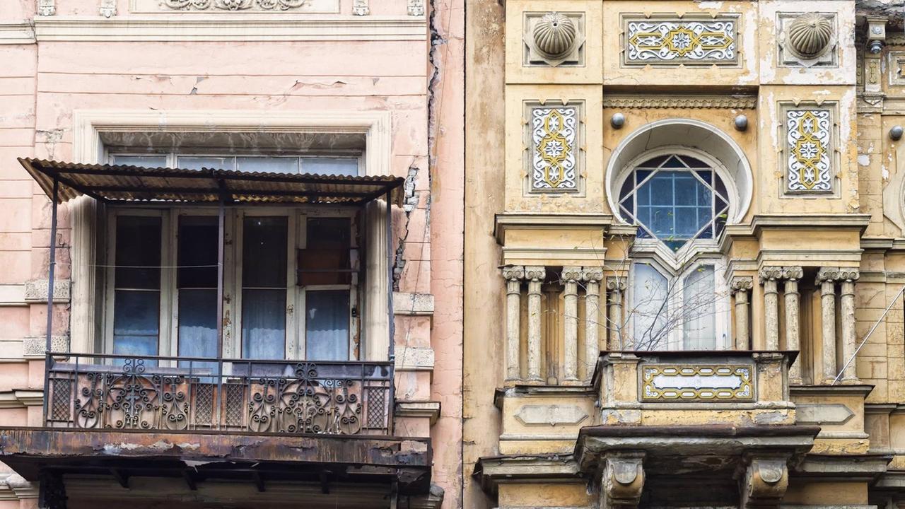 Blick auf Gebäudefassaden von zwei Häusern des 19. Jahrhunderts in der Altstadt von Tiflis