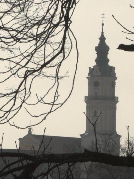 Blick auf den Kirchturm des Klosters Heilig Kreuz in Donauwörth