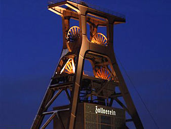 Blick auf die beleuchtete Zeche Zollverein in Essen, Nordrhein-Westfalen.