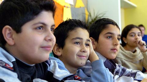 Kinder mit Migrationshintergrund lernen oft an anderen Schulen als deutsche Altersgenossen.