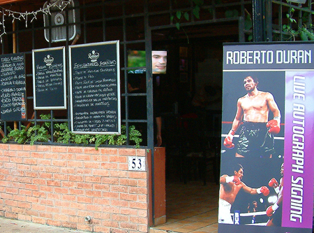 Eingang zu Roberto Duráns Tasca in Panama-City.
